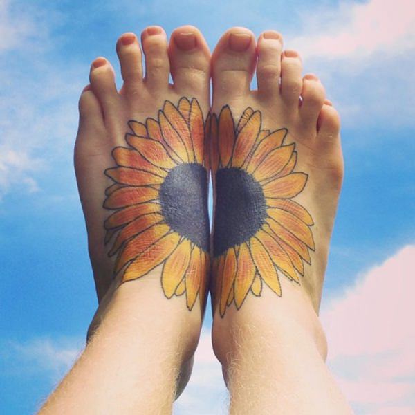 xăm hình hoa hướng dương ở bàn chân