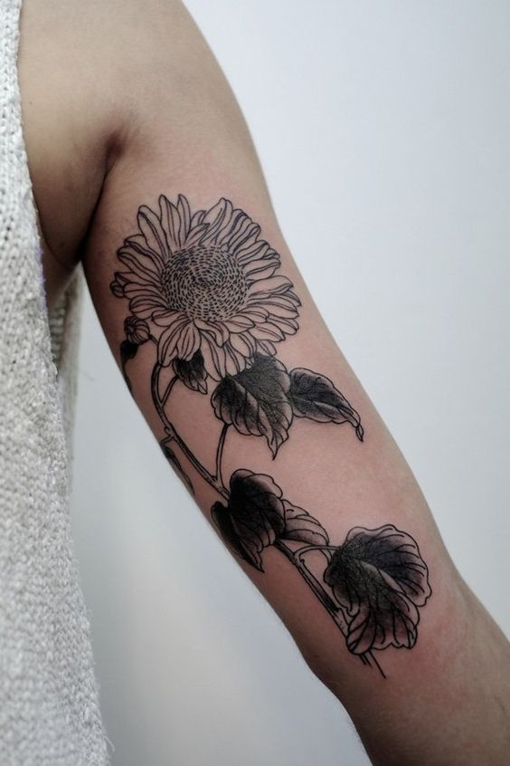 xăm hình hoa hướng dương ở cánh tay